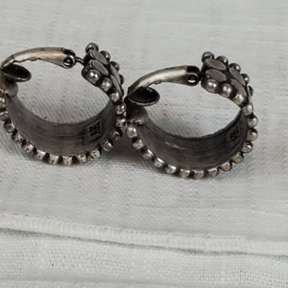 Silver Tone Dotted Cuff Clip On Earrings AK Marked - Picture 2 of 7